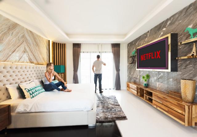 Hotel room with Philips Mediasuite being showcased